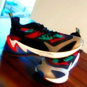 Mens Puma sneakers. L